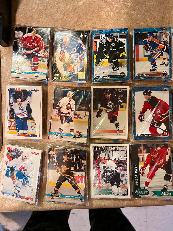 Packs of hockey cards in Arts & Collectibles in Hamilton - Image 3