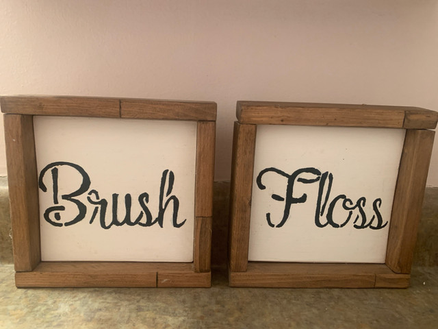 2 cute ‘Brush/ Floss’ bathroom wall art/ decor- 10$  dans Décoration intérieure et accessoires  à Saskatoon