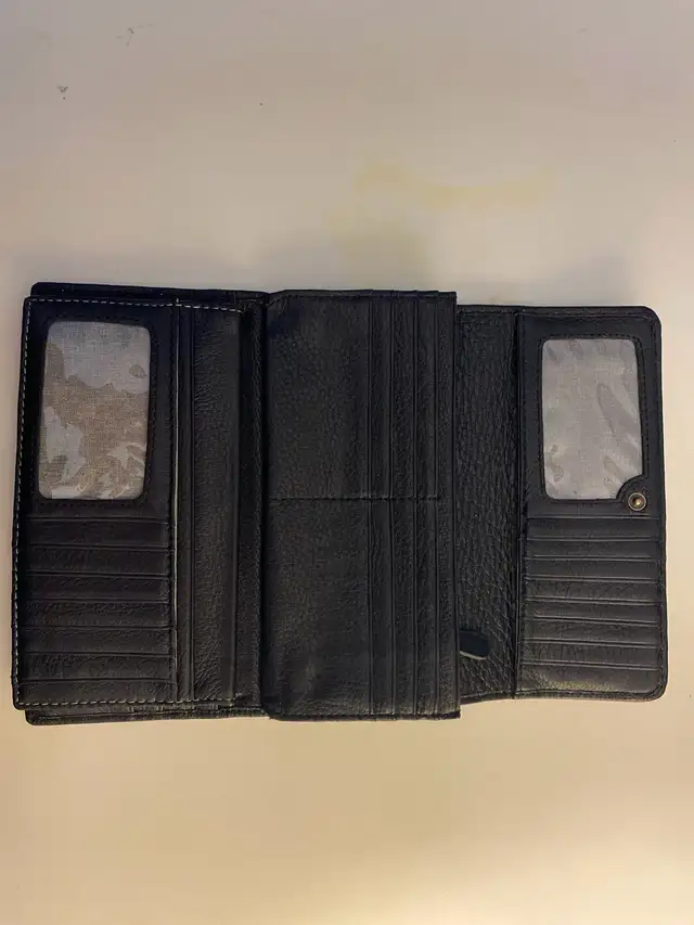 Roots wallet  in Women's - Bags & Wallets in City of Toronto - Image 5