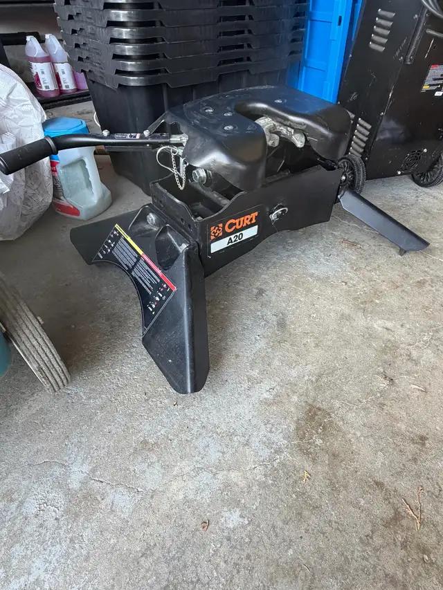 Curt A20 Fifth Wheel Hitch in RV & Camper Parts & Accessories in Grande Prairie - Image 2