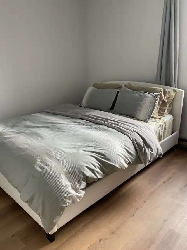 Grand lit avec une base in Beds & Mattresses in Longueuil / South Shore - Image 2