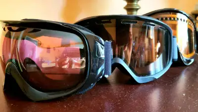 Lunettes de skis Bollé, Smith 25$ chaque.