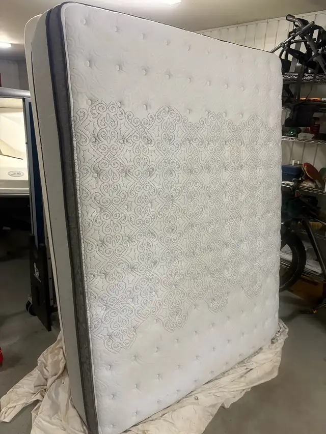 2 Matelas Queen pratiquement neuf in Bedding in Longueuil / South Shore - Image 2