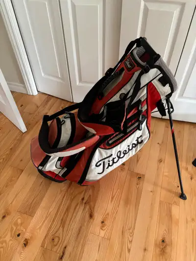 Titleist stand / carry golf bag. Good condition and all zippers and legs work fine. $120. Pickup in...