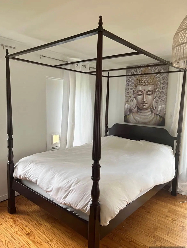 Base de lit baldaquin queen - Canopy bed frame queen dans Lits et matelas  à Ville de Montréal