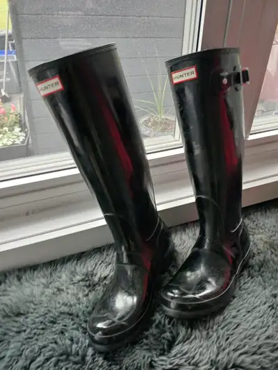 Womens tall black Hunter rain boots..new..