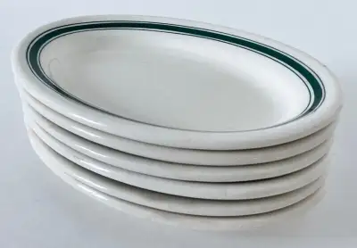 LIRE JUSQU'À LA FIN DU TEXTE. Antiquité 1947. Collection. Lot de six petites assiettes en porcelaine...