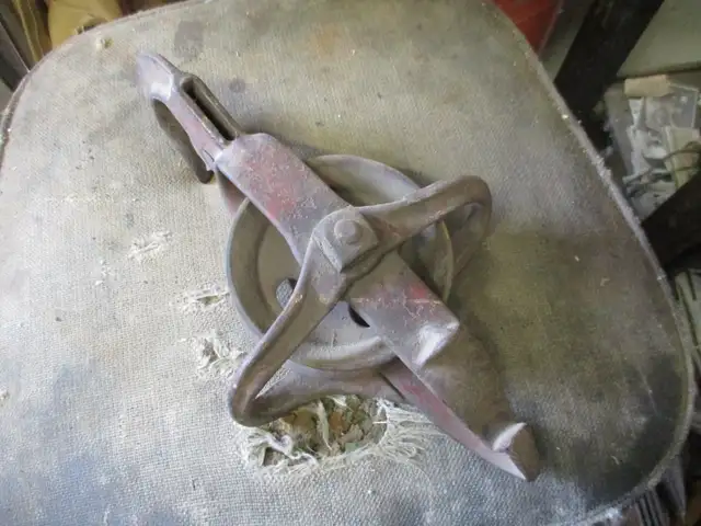 ALL HEAVY CAST IRON METAL SINGLE WHEEL PULLEY TOOL $20. in Hand Tools in Winnipeg - Image 2