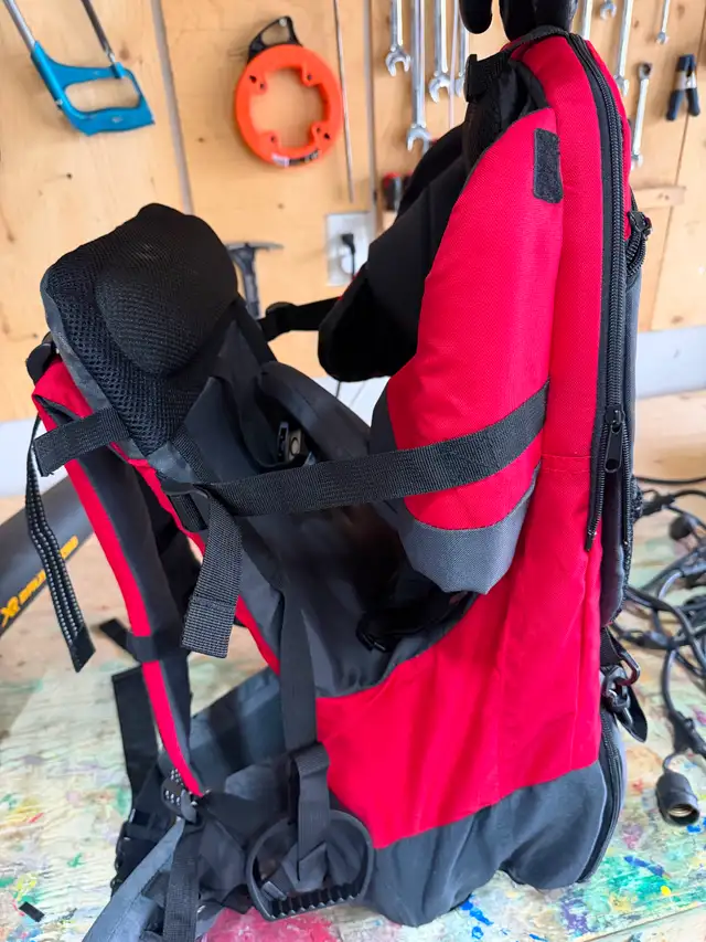 Deluxe Red Baby Toddler Backpack Cross Country Carrier in Strollers, Carriers & Car Seats in Longueuil / South Shore - Image 4