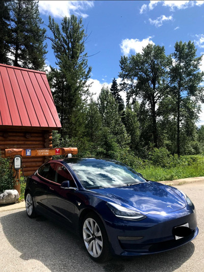 An excellent Tesla model 3 is for sale by owner.