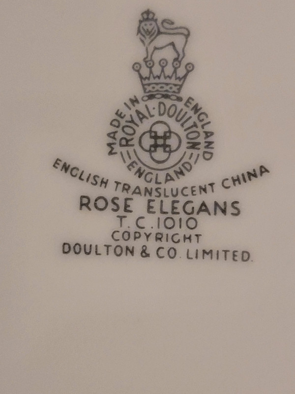 Royal Doulton "Rose Elegans" fine china. dans Art et objets de collection  à Région d’Oshawa/Durham