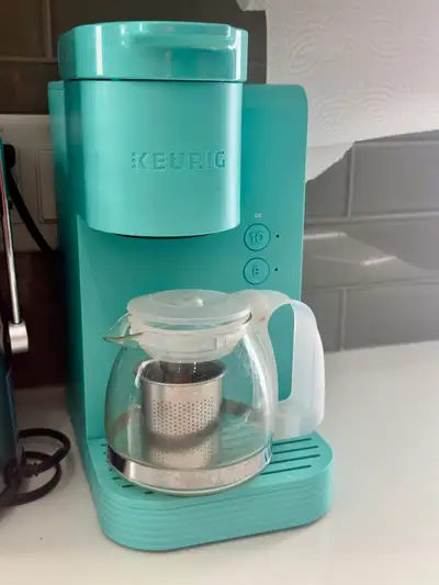 Brew your favourite tea blends with this Keurig K-Tea Maker! This innovative machine combines the co...
