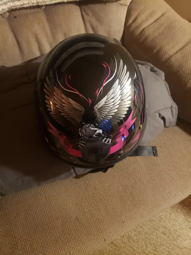 Nice womans motocycle helmet in Other in Ottawa - Image 6