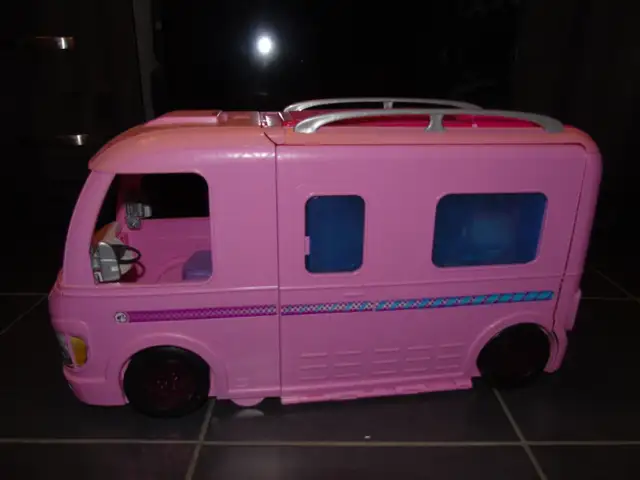 Barbie camper, camping-car, campeur, caravane, roulotte in Toys & Games in City of Montréal - Image 5