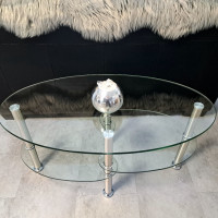 GLASS-TOP COFFEE TABLE - IMPECCABLE AND ELEGANT