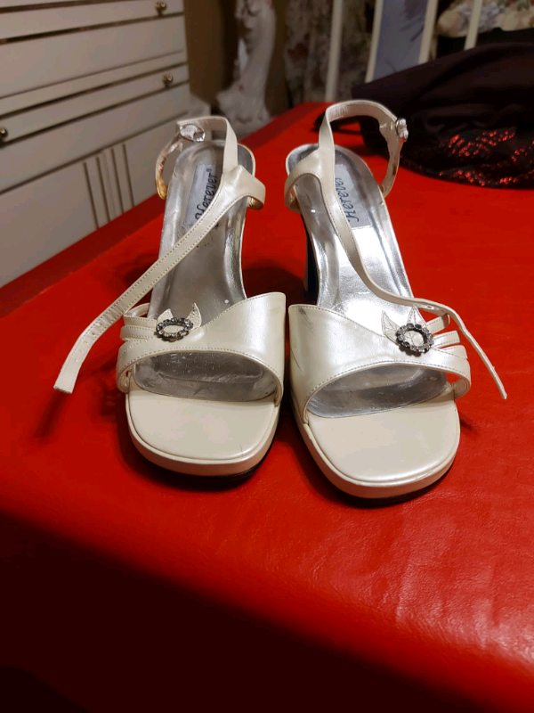 Beige Dressy shoes- high heels- size 10- women in Women's - Shoes in Oshawa / Durham Region - Image 4