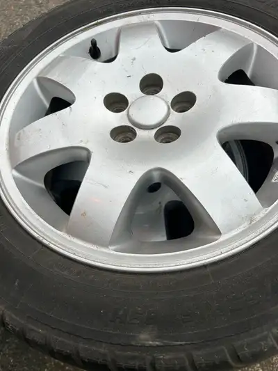 4 Pneus d’été P205/55R16 Avec jantes En bon état