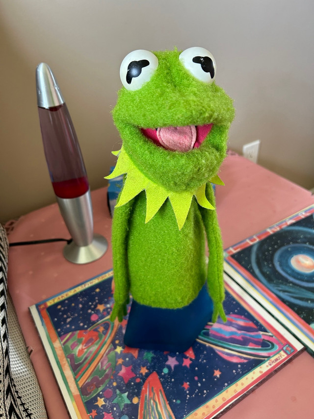Vintage Kermit the frog felt puppet  Fisher Price  1978  toys  in Arts & Collectibles in Chatham-Kent - Image 2
