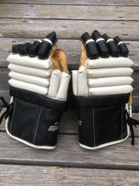 Vintage Winnwell 618 Hockey Gloves man cave NHL 