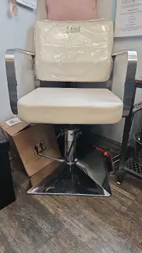 Hydraulic styling chair