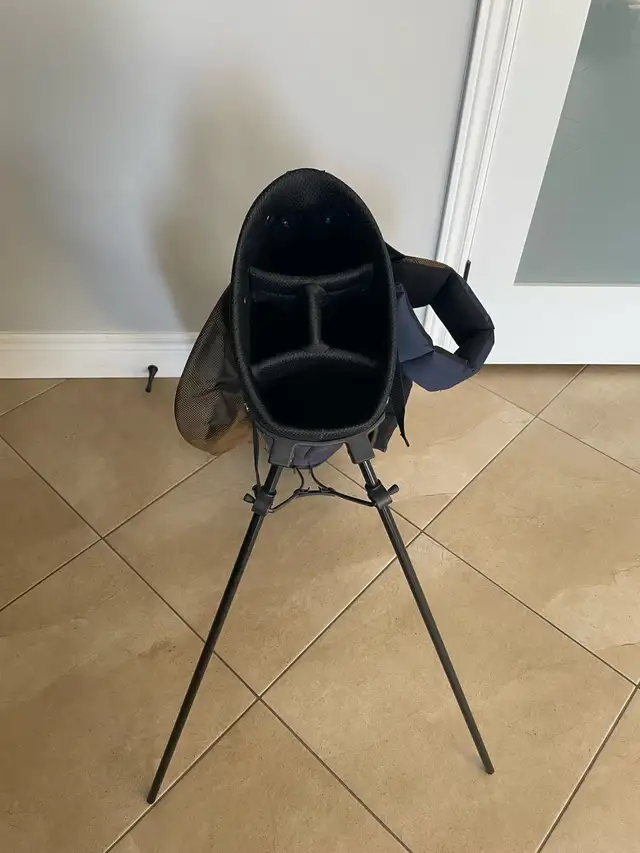 6 slot Winfield carry/stand golf bag in Golf in Oakville / Halton Region - Image 3