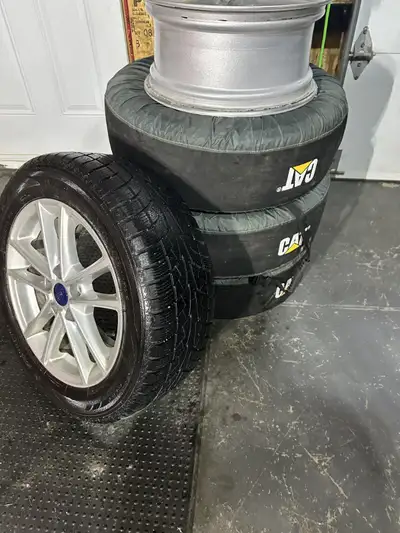 5 mags en très bon état d'origine Ford avec 4 pneus d hiver encore bons à 7/32 Trailblazer. Aucun do...