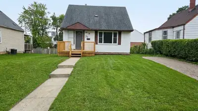 $990 @ 31***UTIL. INCL. 5-ROOM SNGL HOUSE W/BCKYARD CLOSE TO WLU 31***UTILITIES INCLUDED IN A VERY N...