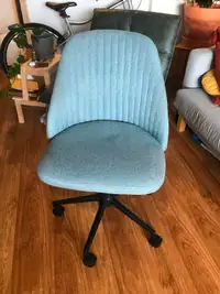 Baby blue desk chair, height adjustable from Structube.