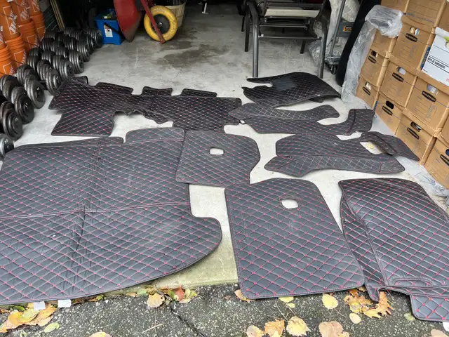 Leather Floor Mats (Santa Fe NEW) 2020-2025 in Other Parts & Accessories in Markham / York Region - Image 2