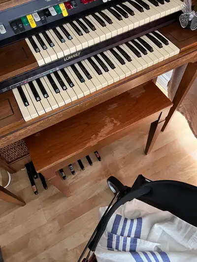HOME…MAKE ME AN OFFER…This organ is in pristine condition Has an amazing full sound w awesome base l...