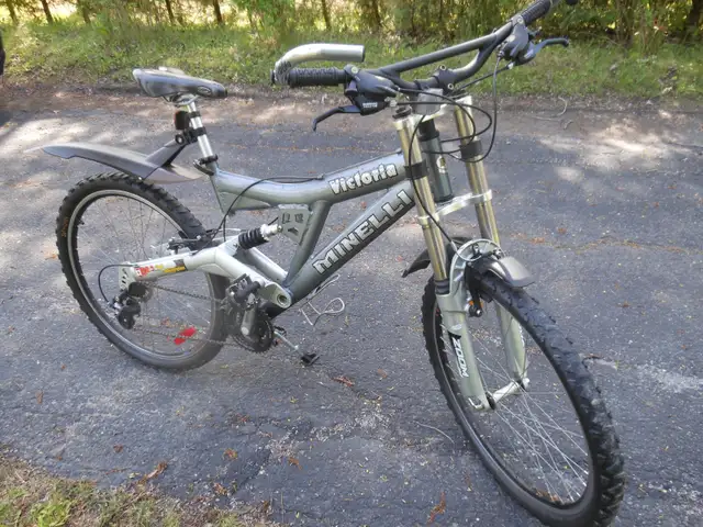 velo  montagne minelli victoria..21 vitesse roue 26 pouce in Mountain in Longueuil / South Shore - Image 3