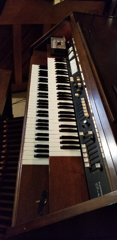 Orgue Electrohome avec grand pédalier dans Pianos et claviers  à Ville de Montréal