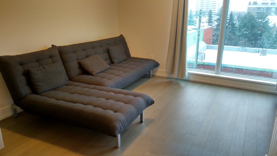 411 Mackay- 1 Bed + Den, 2 Bath Condo/Parking/Gym/Walk score 94 4
