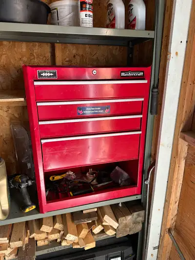 Ce coffre à outils Mastercraft rouge à 4 tiroirs est idéal pour organiser vos outils. Bien qu'il soi...