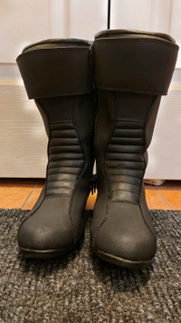184 Women's motorcycle boots - size 7