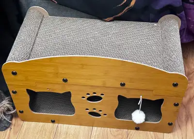 Used like new. Give your feline friend the ultimate playground with this nearly new cat scratching p...