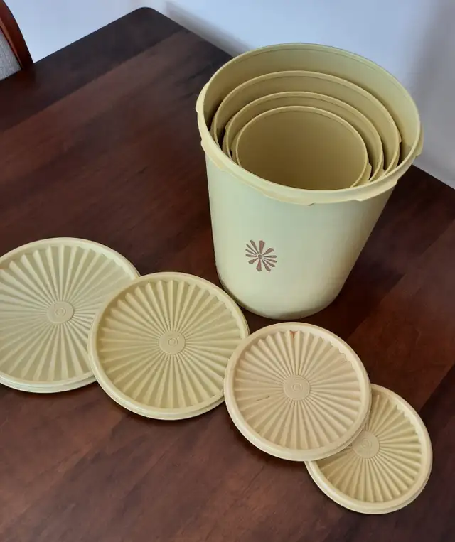 Vintage Tupperware Nesting Canisters / 4 Conteneurs Tupperware in Arts & Collectibles in City of Montréal - Image 3