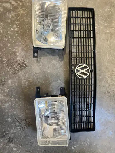 Ensemble de tv headlight pour mk1 scirocco. Pratiquement neuf. Avec grille, bracket Je demande 1300$...