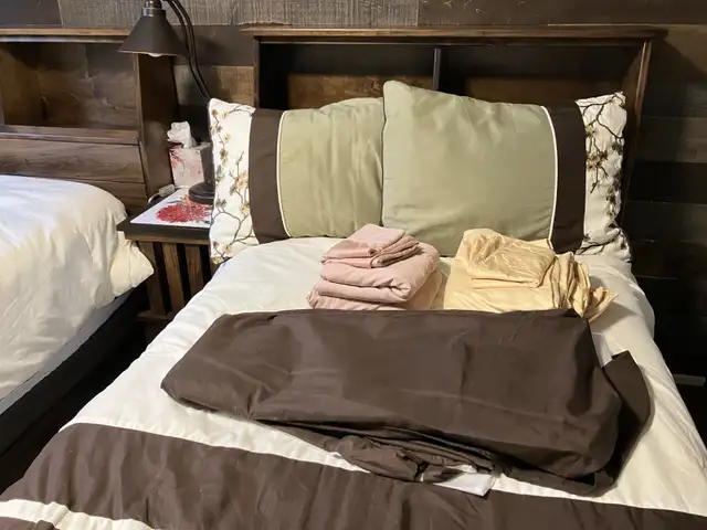 Solid Maple Twin Bed Set in Beds & Mattresses in Kingston - Image 5