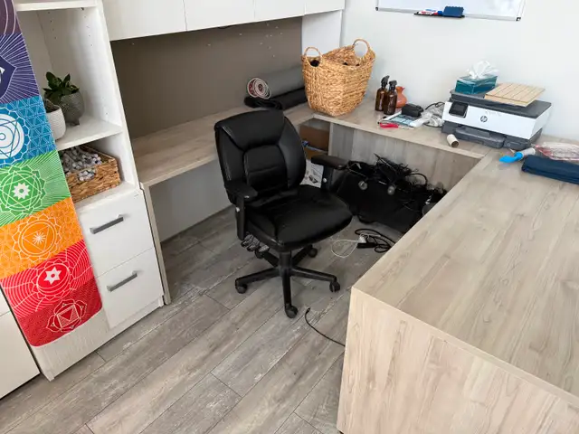Office desk & filling cabinets in Desks in Ottawa - Image 4