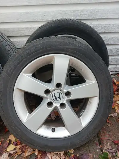 Mags honda avec pneu d'été certified alltrek encore bon pour 2-3 saisons 205/55R16 . Appeler ou text...