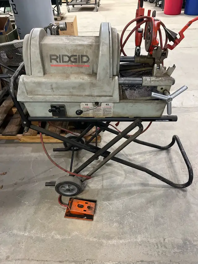 Ridgid 1822 Pipe Threader in Power Tools in Norfolk County - Image 3