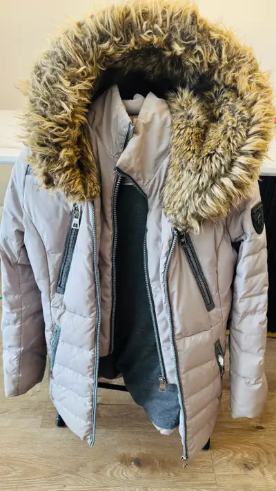 5 Women’s Jacket & Hoodies Size M, View more