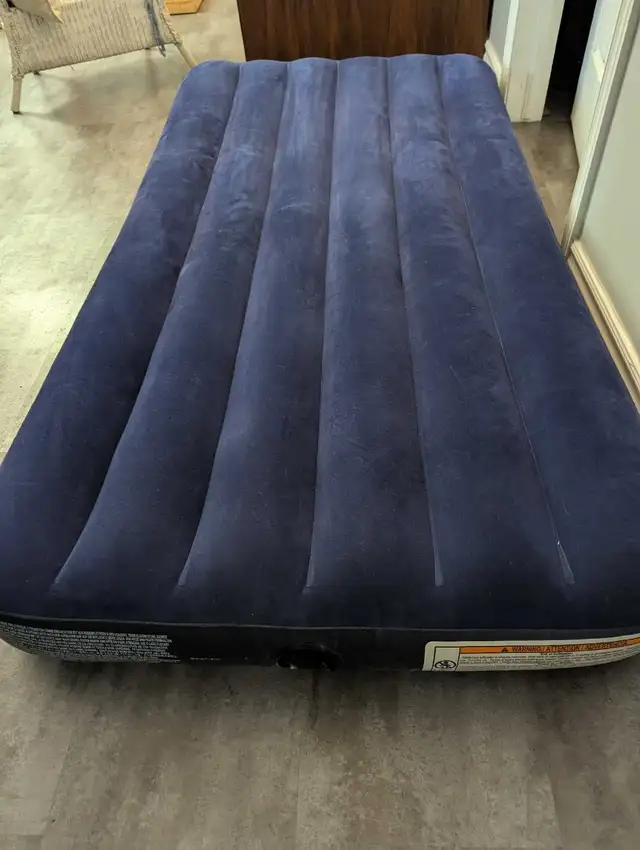 Air Mattress Twin in Fishing, Camping & Outdoors in Cambridge - Image 3