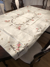 BRAND NEW HAND EMBROIDERED TABLECLOTH & 6 NAPKINS