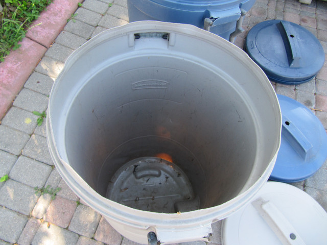 Rubbermaid Garbage Containers Three Piece Lot Ideal 4 Yard Waste in Outdoor Tools & Storage in Mississauga / Peel Region - Image 4