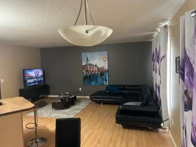 A room in a townhouse in a Lovely environment close to Bustop, Superstore, Walmart, Restaurants, Gym...