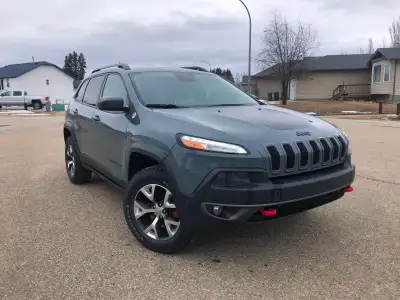 Selling a 2015 Jeep Cherokee Trailhawk with 201,000km. I've owned and dailyed this thing coming up o...