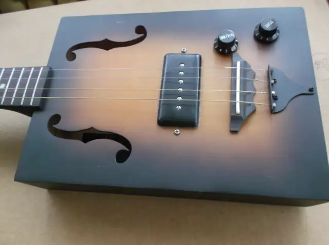 Guitare modele cigar box in Guitars in Sherbrooke - Image 5