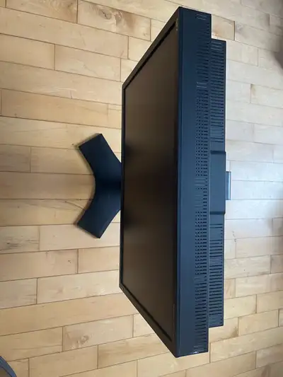 Moniteur NEC 24” pouces fonctionnel et en bon état. VGA + DVI Vient avec le câble d’alimentation + V...